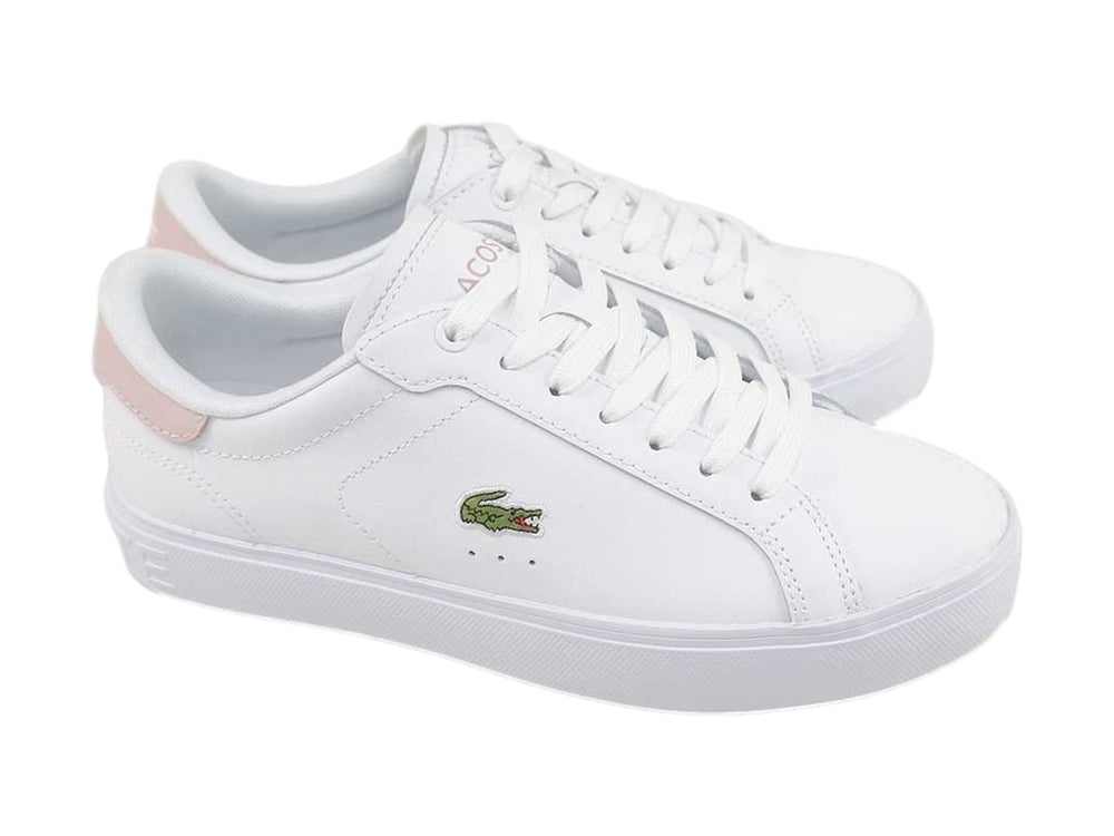 Tenis Lacoste blancos de piel sintética con detalle en color rosa en el talón y suela blanca.