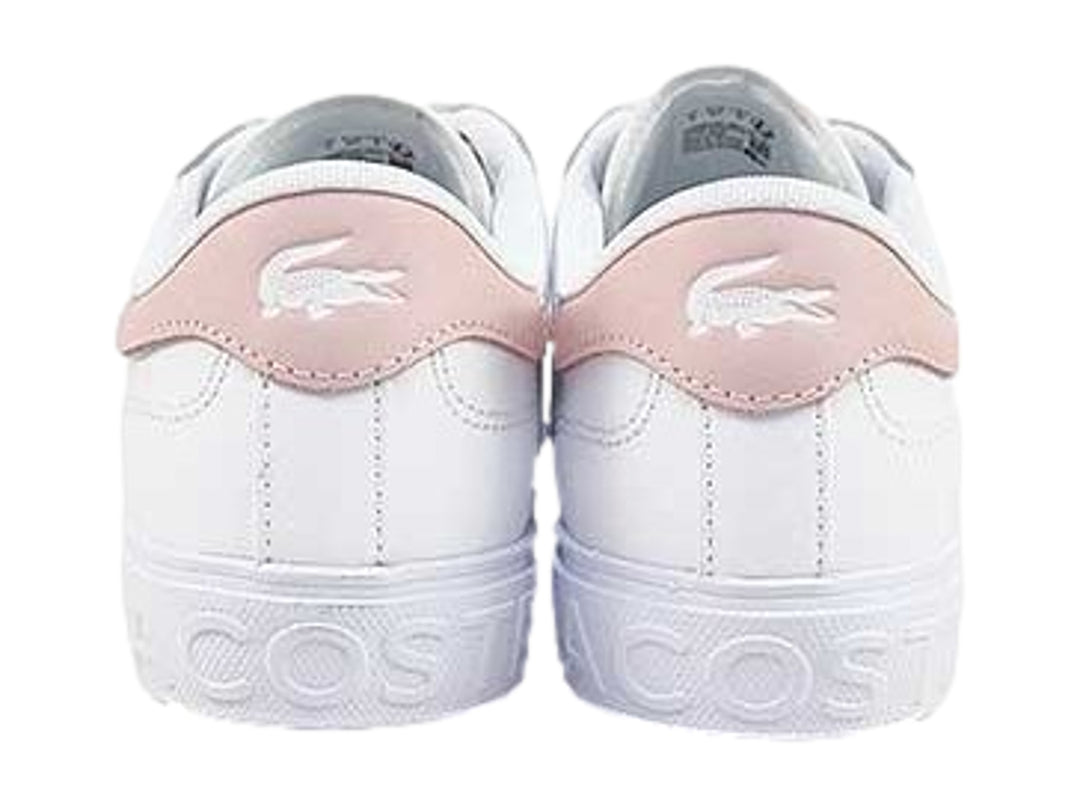 Tenis Lacoste blancos de piel sintética con detalle en color rosa en el talón y suela blanca.