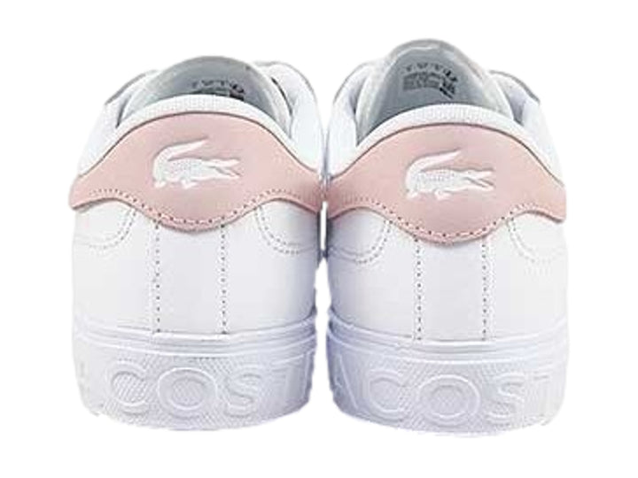 Tenis Lacoste blancos de piel sintética con detalle en color rosa en el talón y suela blanca.