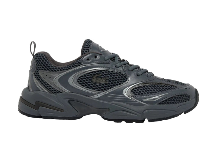 Tenis deportivos Lacoste color gris oscuro con diseño chunky y malla transpirable.