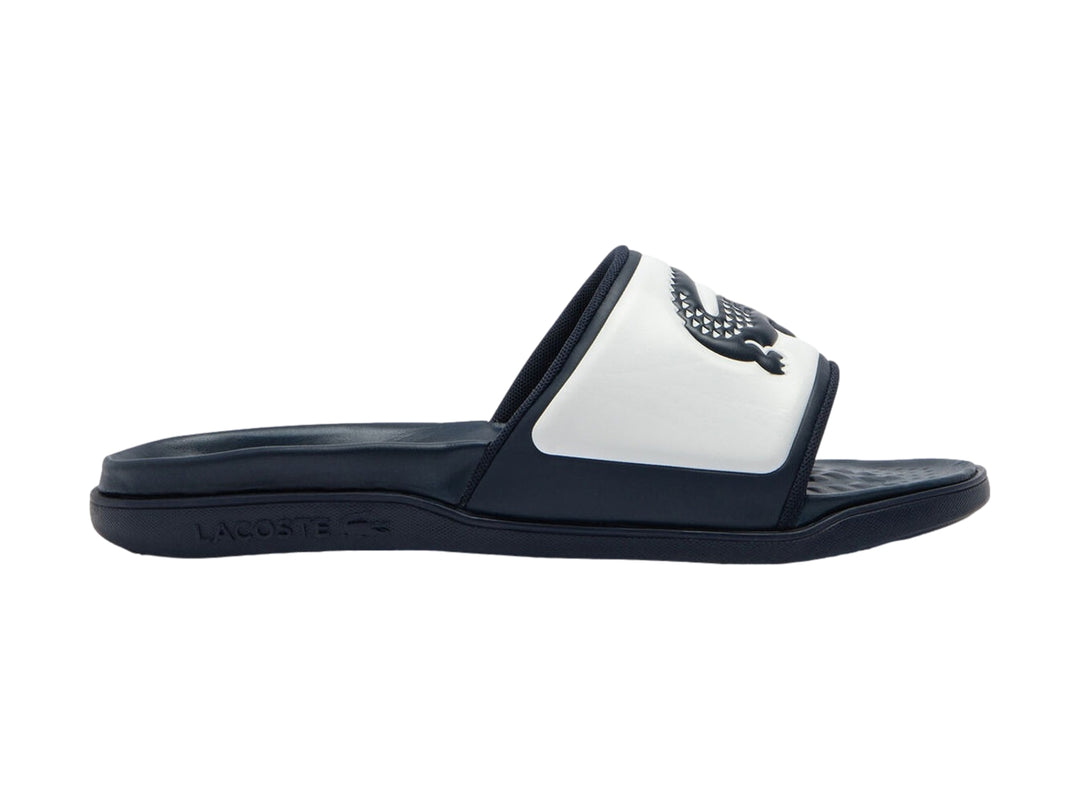 Sandalia Lacoste tipo slide en colores azul marino y blanco con logo frontal.