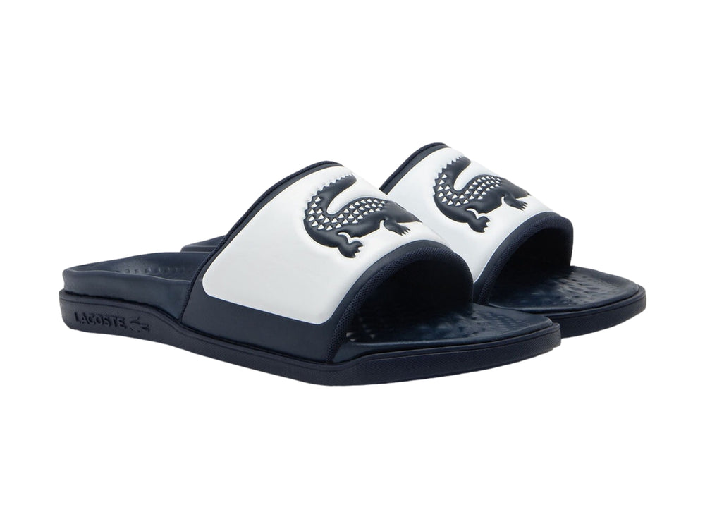 Sandalia Lacoste tipo slide en colores azul marino y blanco con logo frontal.