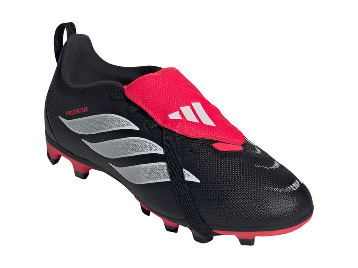 Zapato de fútbol Adidas Predator color negro con detalles en rojo y franjas blancas laterales.