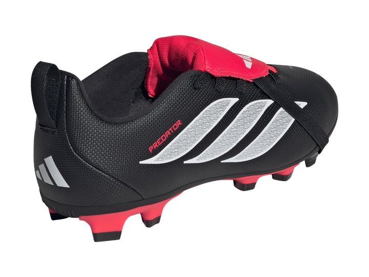 Zapato de fútbol Adidas Predator color negro con detalles en rojo y franjas blancas laterales.