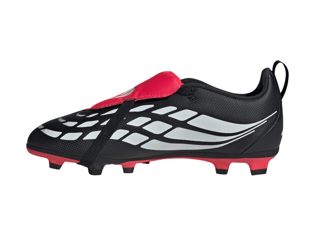 Zapato de fútbol Adidas Predator color negro con detalles en rojo y franjas blancas laterales.