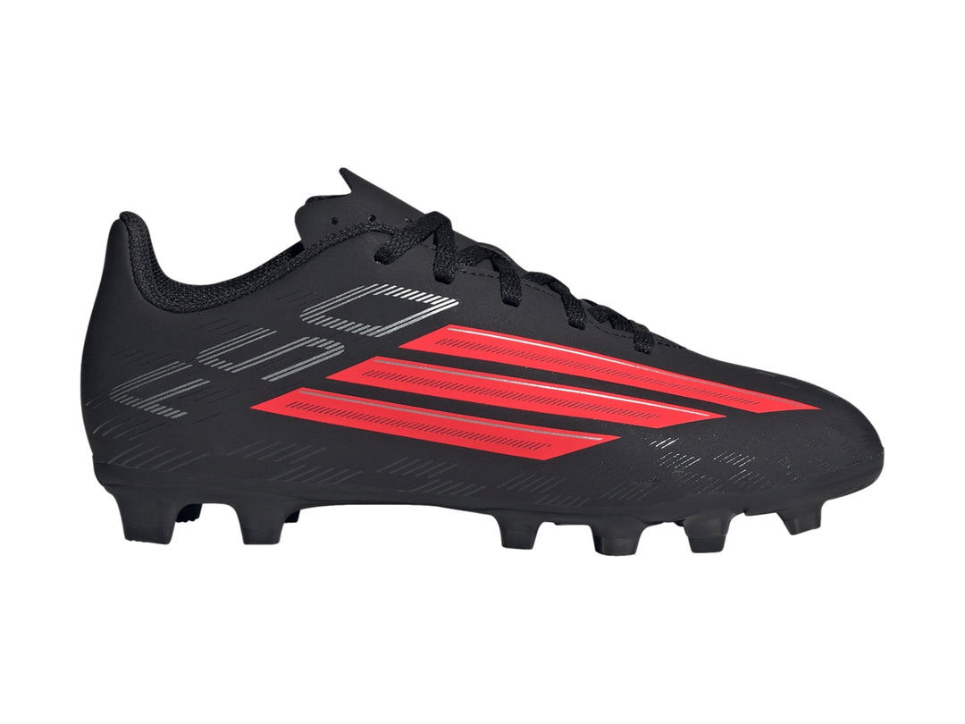 Zapato de fútbol Adidas F50 Club color negro con tres franjas rojas laterales y suela de tacos.