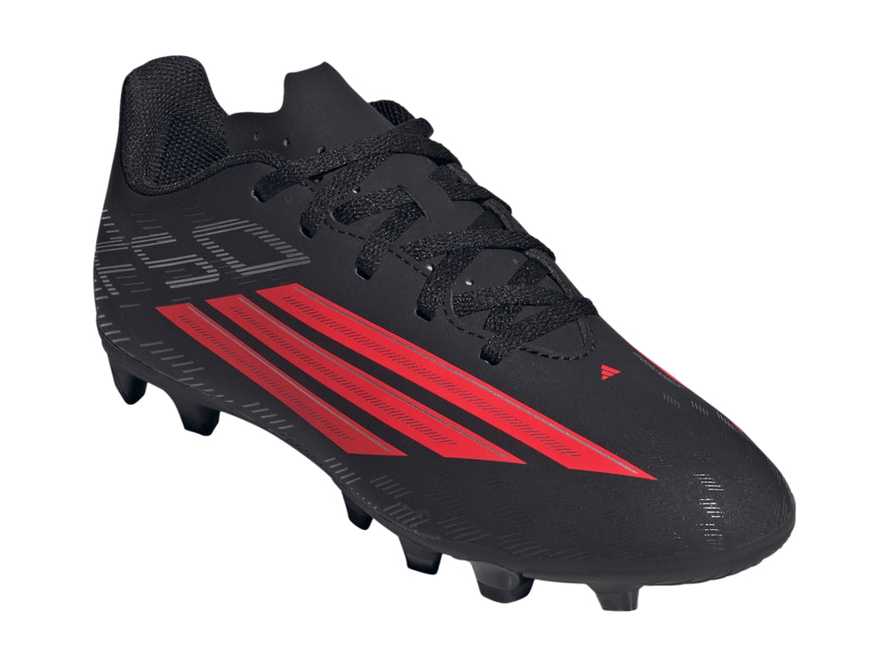 Zapato de fútbol Adidas F50 Club color negro con tres franjas rojas laterales y suela de tacos.