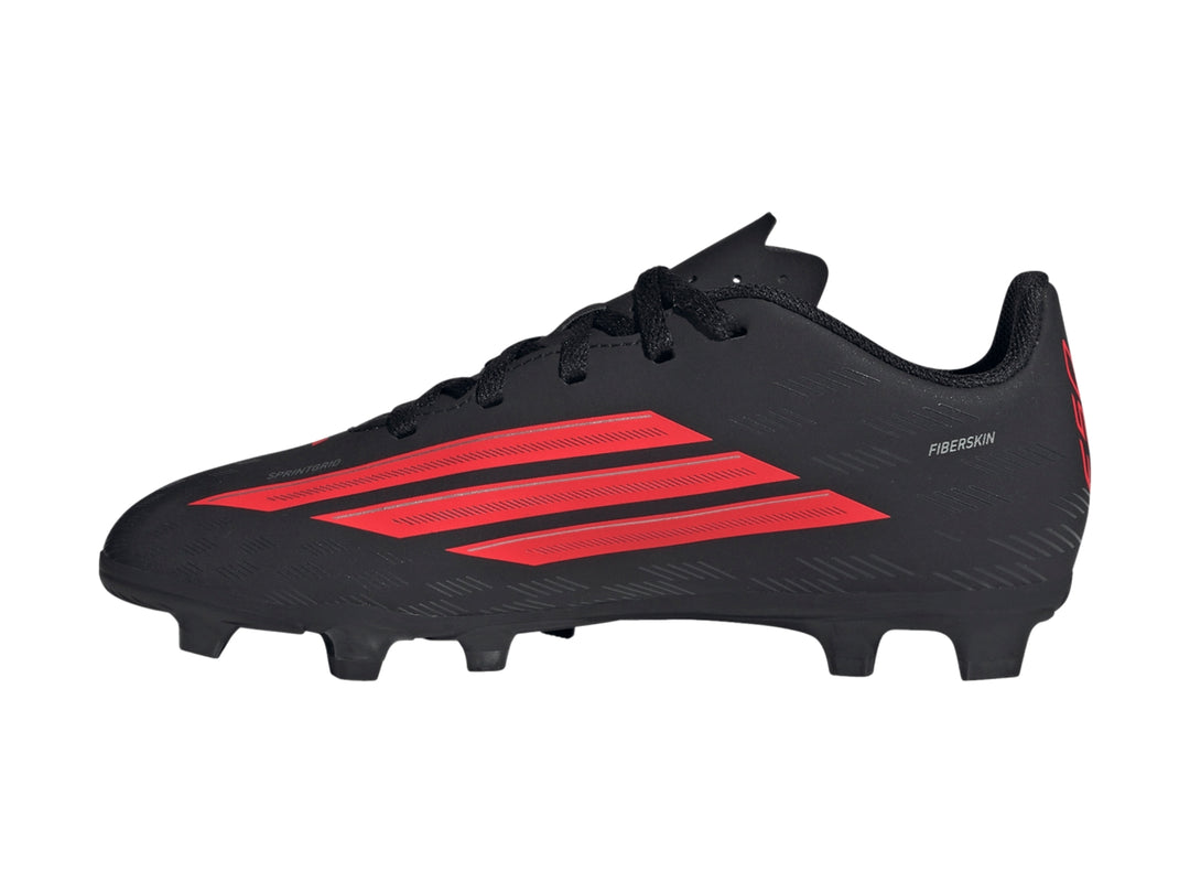 Zapato de fútbol Adidas F50 Club color negro con tres franjas rojas laterales y suela de tacos.
