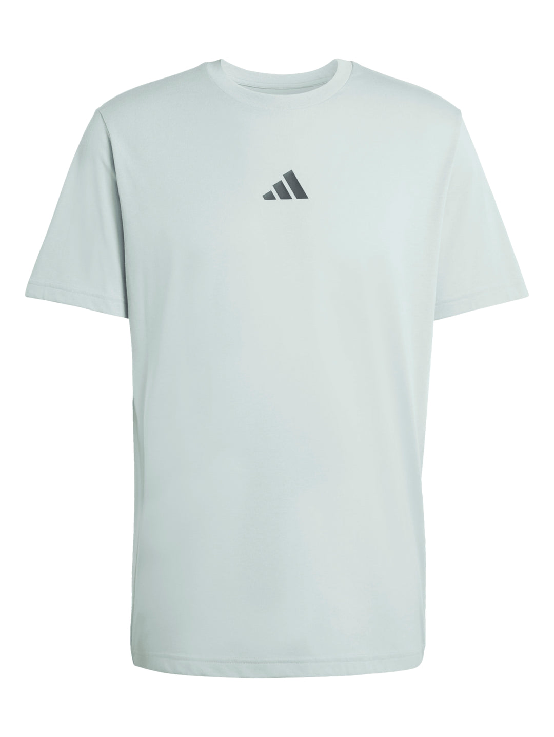 Hombre vistiendo camiseta deportiva Adidas color verde Wonder Sage con logo negro en el pecho.