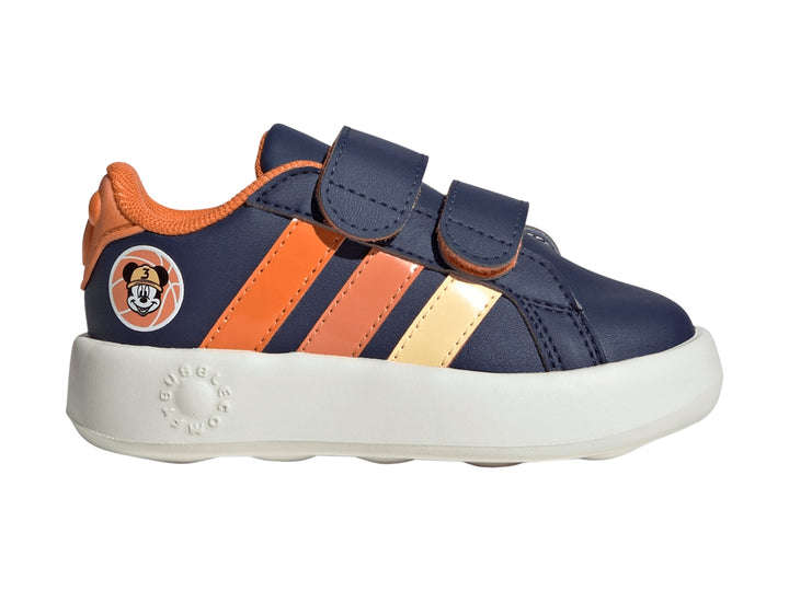 Tenis Adidas Grand Court Mickey CF I en color azul oscuro con detalles naranjas y cierre de velcro para niños.
