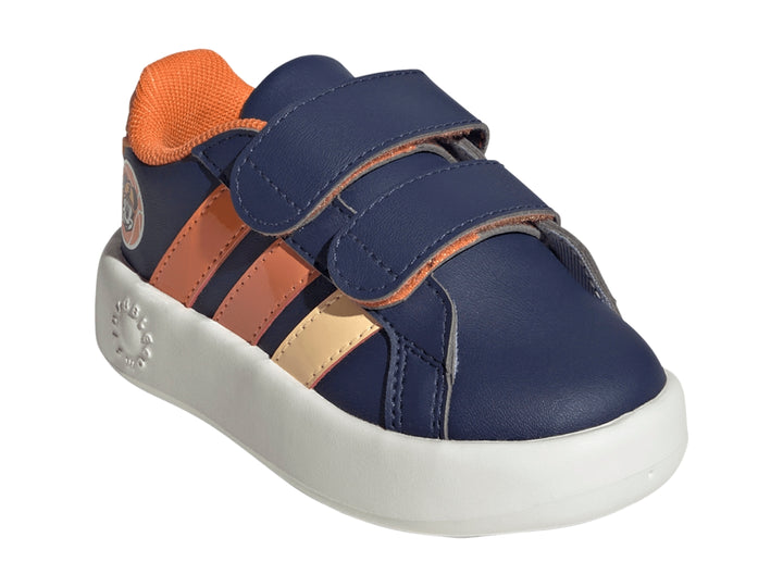 Tenis Adidas Grand Court Mickey CF I en color azul oscuro con detalles naranjas y cierre de velcro para niños.