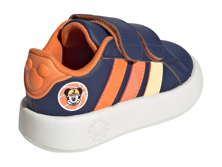 Tenis Adidas Grand Court Mickey CF I en color azul oscuro con detalles naranjas y cierre de velcro para niños.