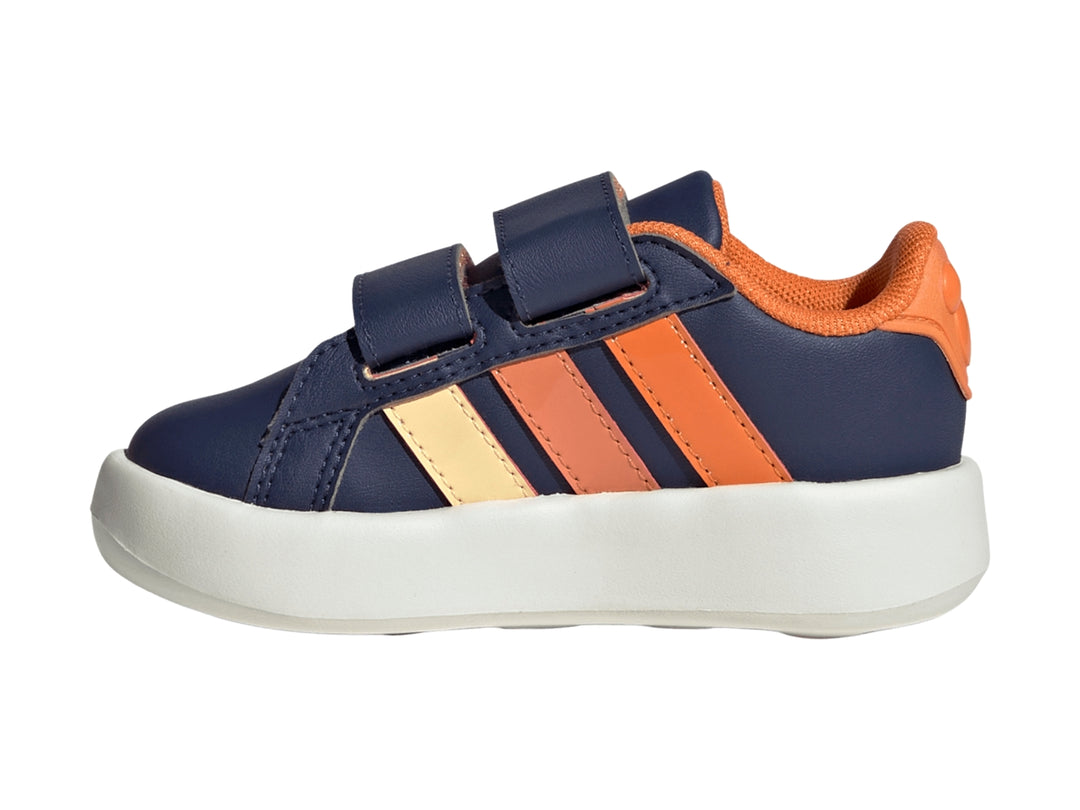 Tenis Adidas Grand Court Mickey CF I en color azul oscuro con detalles naranjas y cierre de velcro para niños.