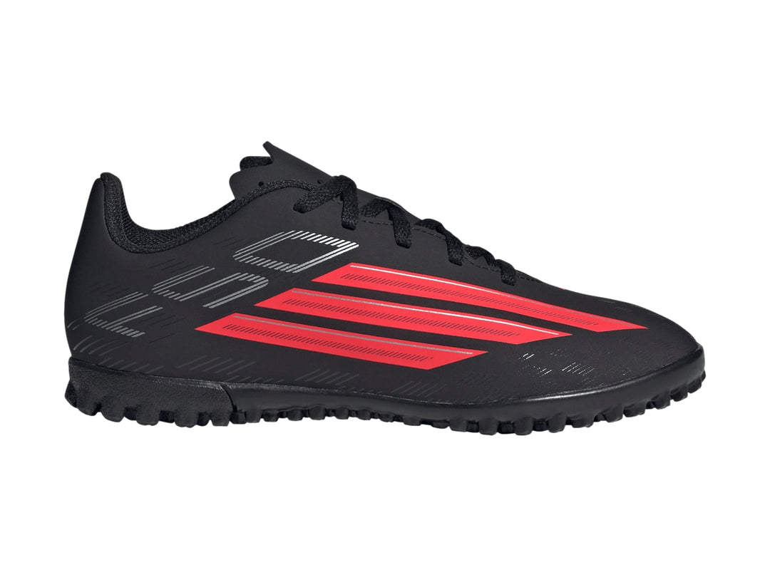 Calzado de fútbol Adidas F50 en color negro con franjas rojas y suela para césped sintético.