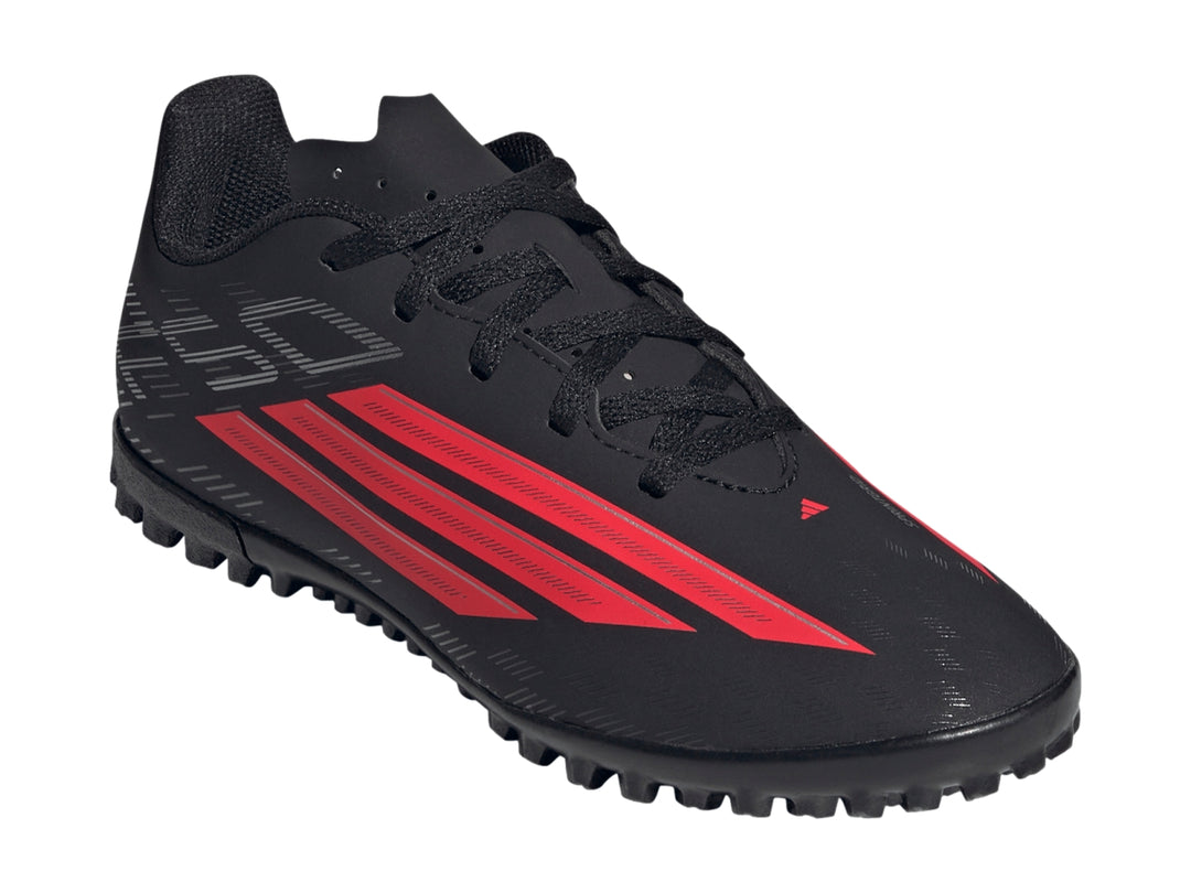 Calzado de fútbol Adidas F50 en color negro con franjas rojas y suela para césped sintético.
