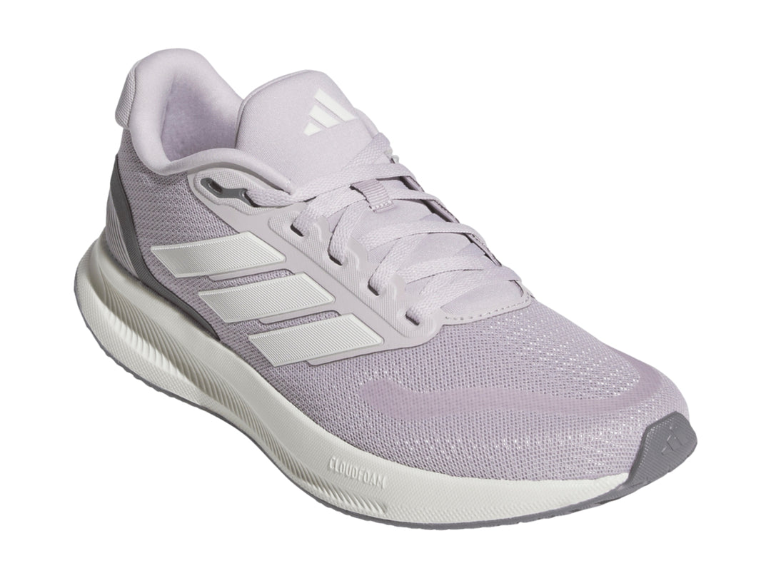 Tenis deportivos Adidas Runfalcon 5 en color morado claro con suela blanca y detalles en gris.
