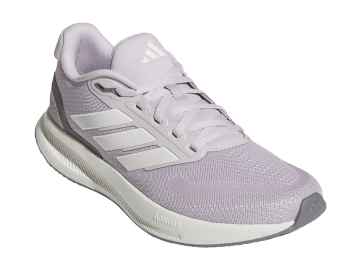 Tenis deportivos Adidas Runfalcon 5 en color morado claro con suela blanca y detalles en gris.