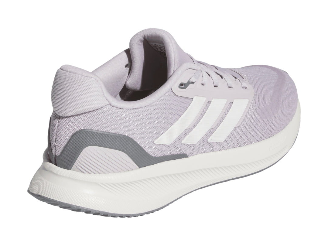 Tenis deportivos Adidas Runfalcon 5 en color morado claro con suela blanca y detalles en gris.