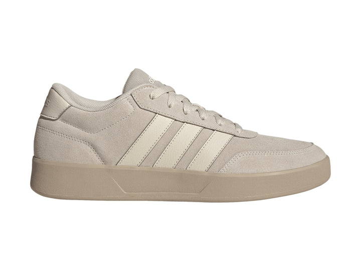 Tenis Adidas Breaknet 3.0 color arena con tres franjas laterales y suela plana.