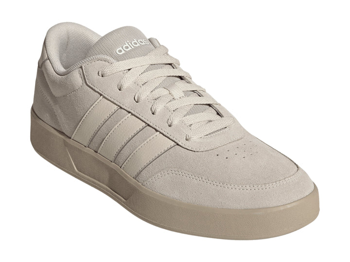 Tenis Adidas Breaknet 3.0 color arena con tres franjas laterales y suela plana.