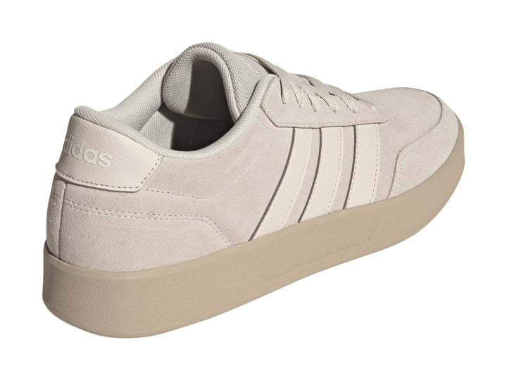 Tenis Adidas Breaknet 3.0 color arena con tres franjas laterales y suela plana.