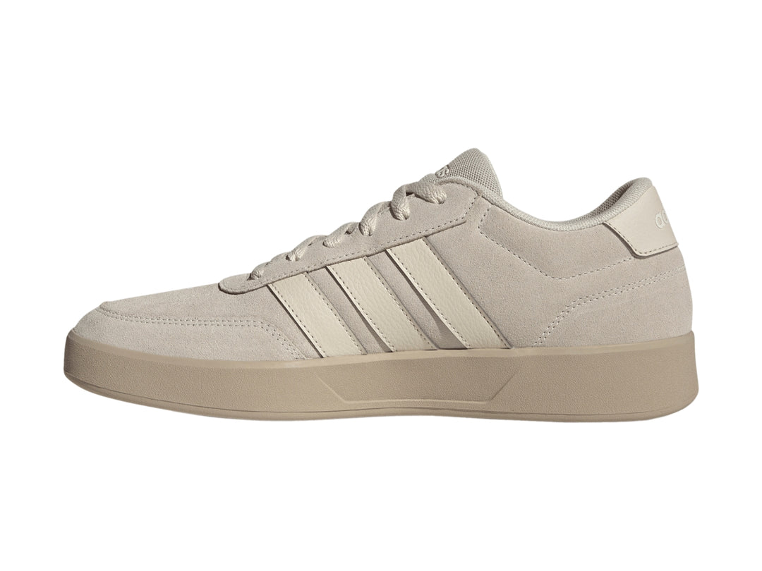Tenis Adidas Breaknet 3.0 color arena con tres franjas laterales y suela plana.