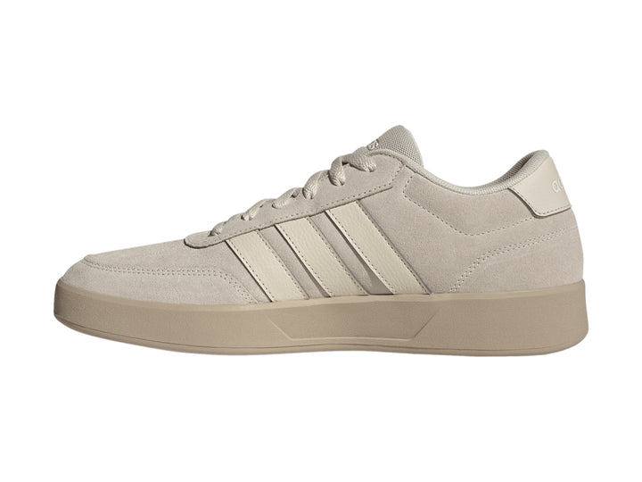 Tenis Adidas Breaknet 3.0 color arena con tres franjas laterales y suela plana.
