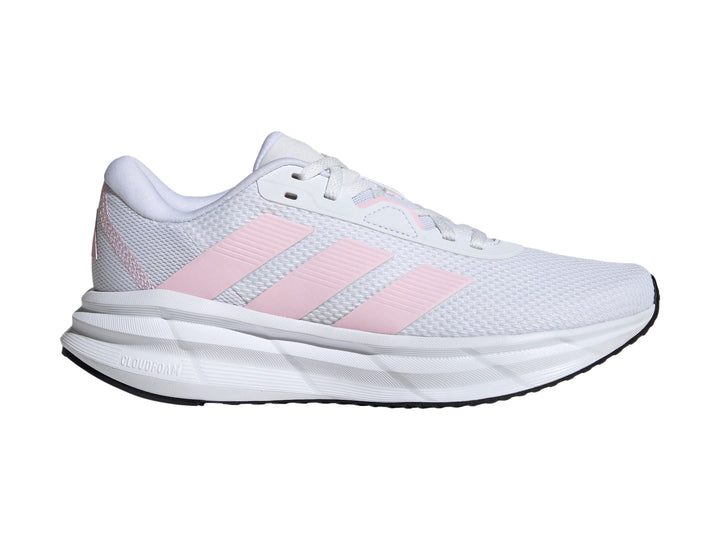 Tenis deportivos Adidas Galaxy 7 color blanco con franjas rosa claro y suela blanca.