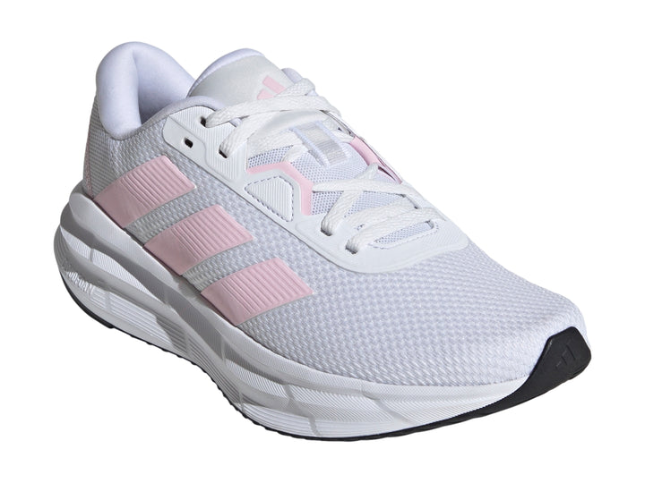 Tenis deportivos Adidas Galaxy 7 color blanco con franjas rosa claro y suela blanca.