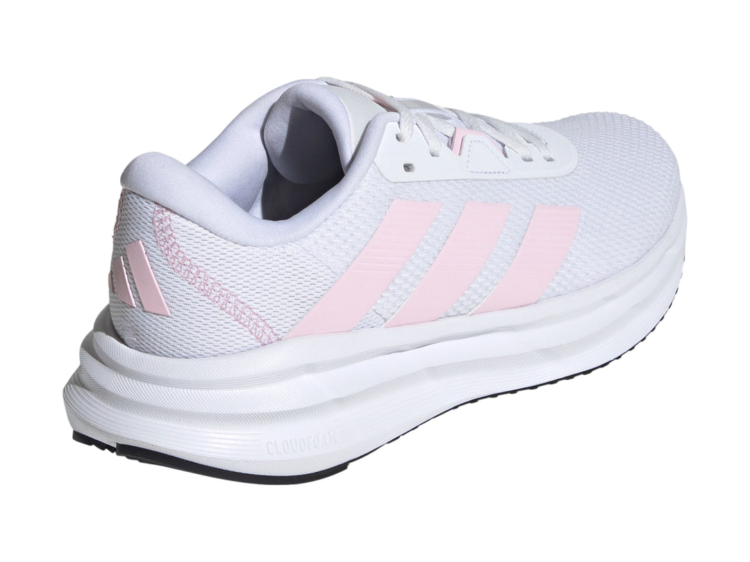 Tenis deportivos Adidas Galaxy 7 color blanco con franjas rosa claro y suela blanca.
