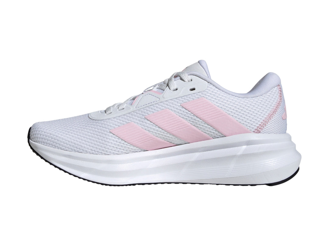 Tenis deportivos Adidas Galaxy 7 color blanco con franjas rosa claro y suela blanca.