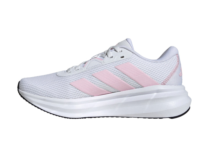Tenis deportivos Adidas Galaxy 7 color blanco con franjas rosa claro y suela blanca.