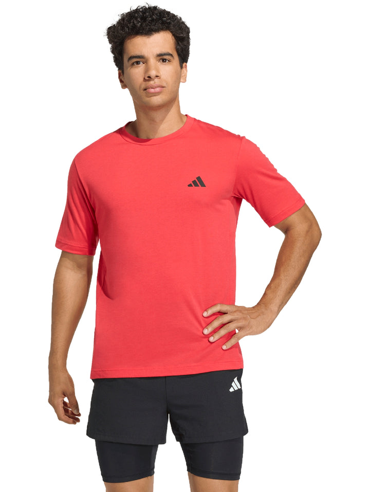 Hombre modelando una playera deportiva roja de manga corta y cuello redondo marca Adidas.