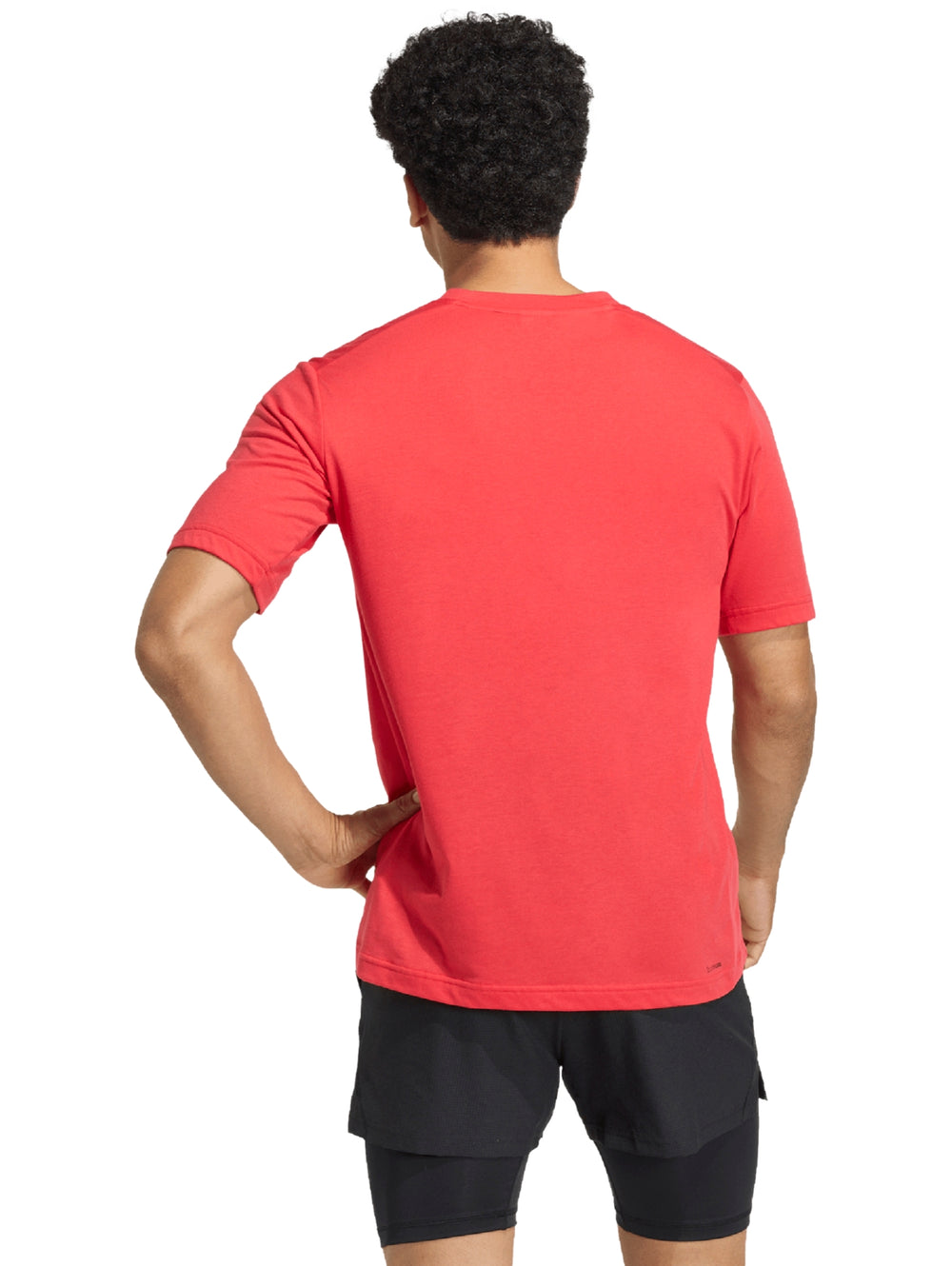 Hombre modelando una playera deportiva roja de manga corta y cuello redondo marca Adidas.