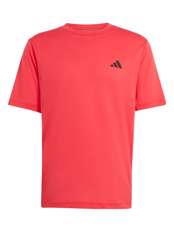 Hombre modelando una playera deportiva roja de manga corta y cuello redondo marca Adidas.