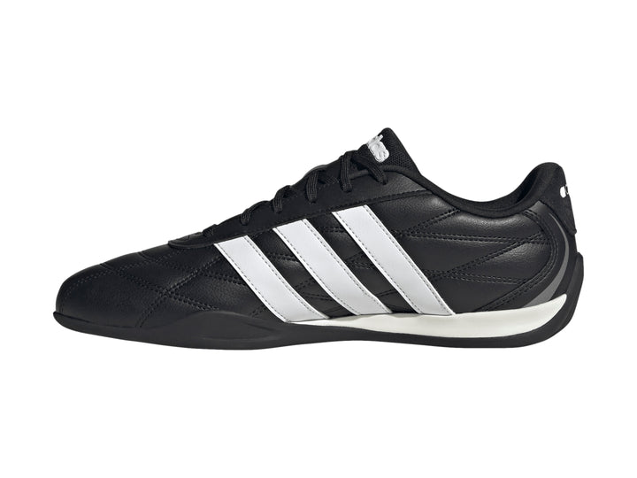 Zapato deportivo Adidas Adipista color negro con tres franjas blancas laterales y suela blanca y negra.