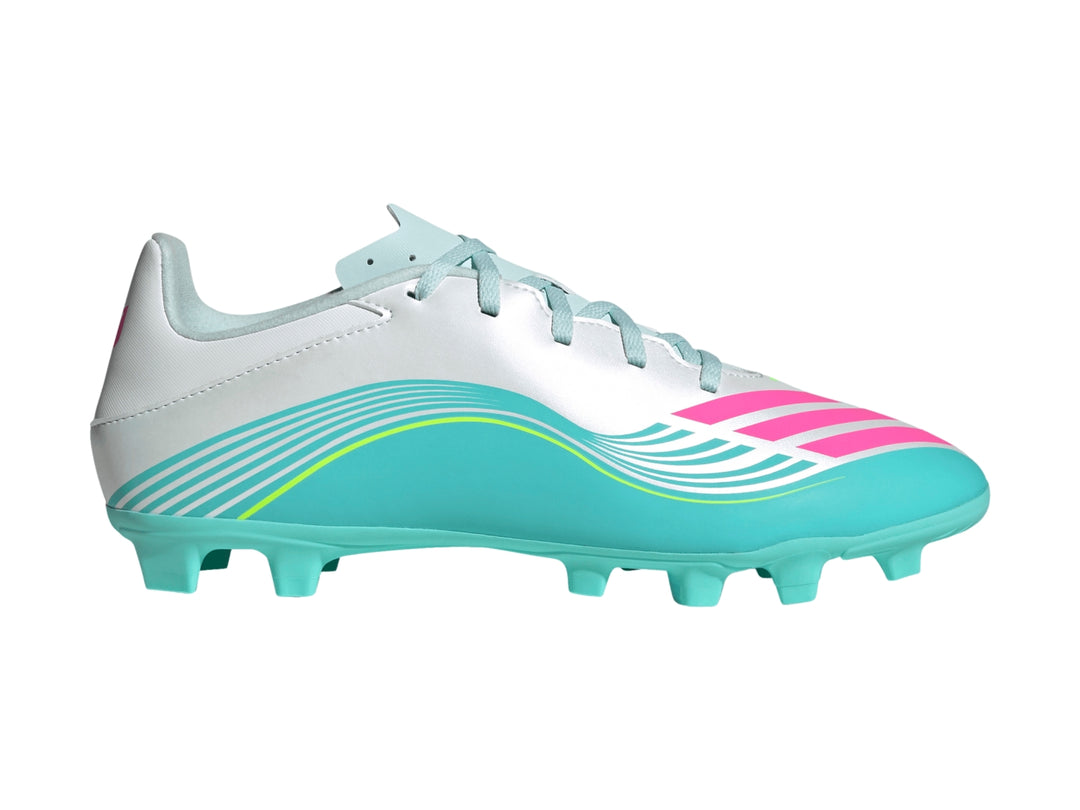 Zapato de fútbol Adidas F50 Messi Club en colores blanco, turquesa y rosa con tacos para césped.