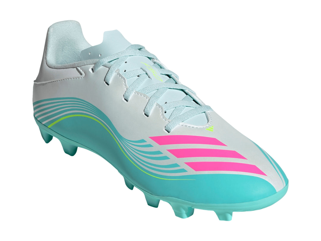 Zapato de fútbol Adidas F50 Messi Club en colores blanco, turquesa y rosa con tacos para césped.