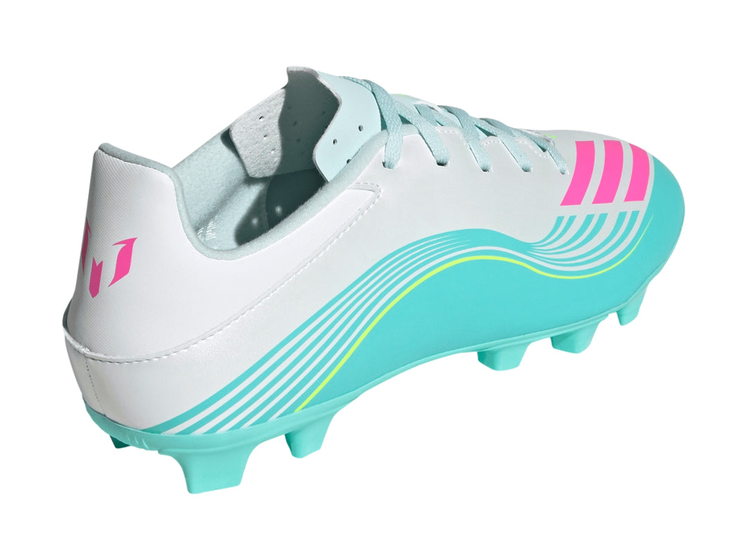Zapato de fútbol Adidas F50 Messi Club en colores blanco, turquesa y rosa con tacos para césped.