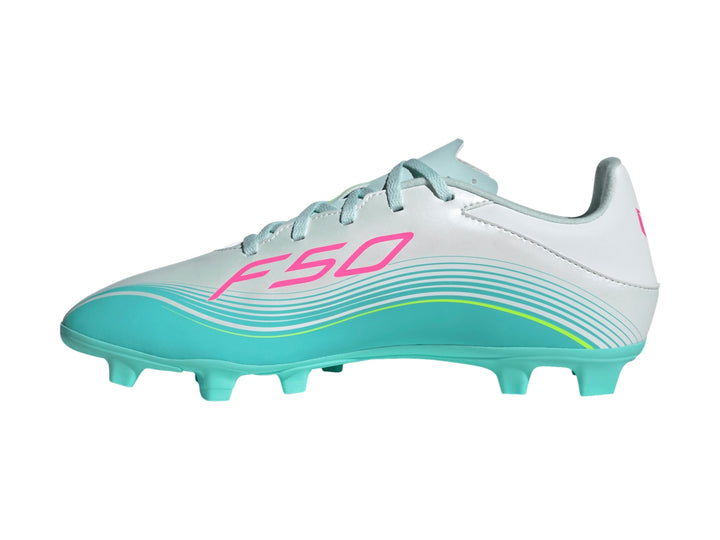 Zapato de fútbol Adidas F50 Messi Club en colores blanco, turquesa y rosa con tacos para césped.