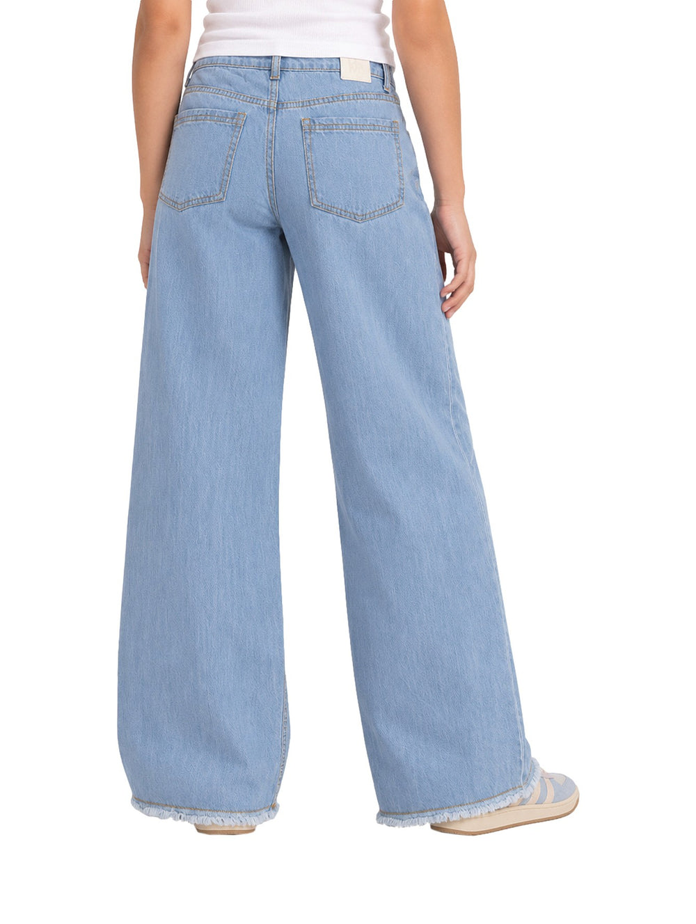 Pantalón vaquero azul claro de pierna ancha con bordados de estrellas blancas en los laterales para Niña.