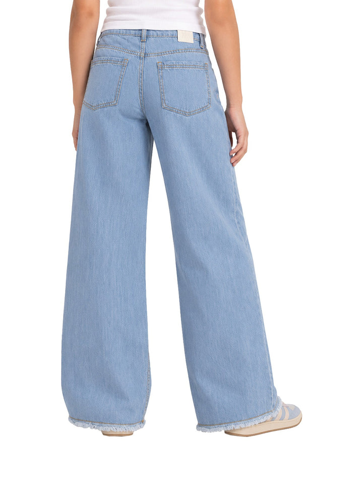 Pantalón vaquero azul claro de pierna ancha con bordados de estrellas blancas en los laterales para Niña.