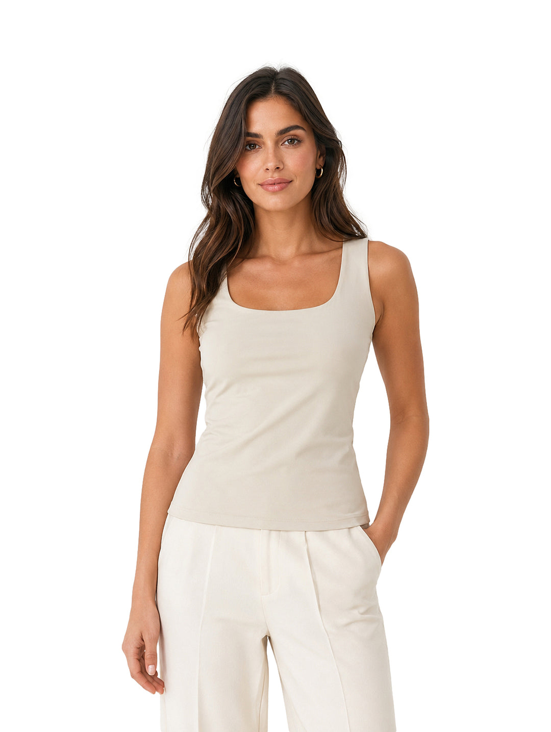 Mujer vistiendo una blusa sin mangas color arena de la marca Exotica.