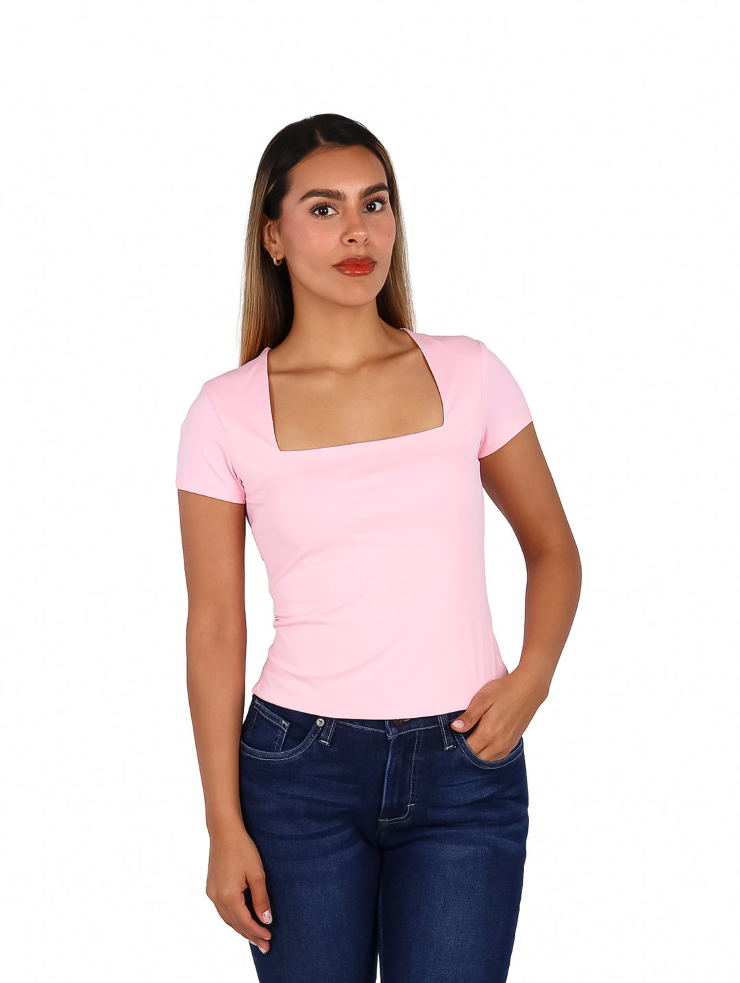 Mujer vistiendo una blusa rosa ajustada de manga corta con cuello cuadrado y pantalones vaqueros azules.