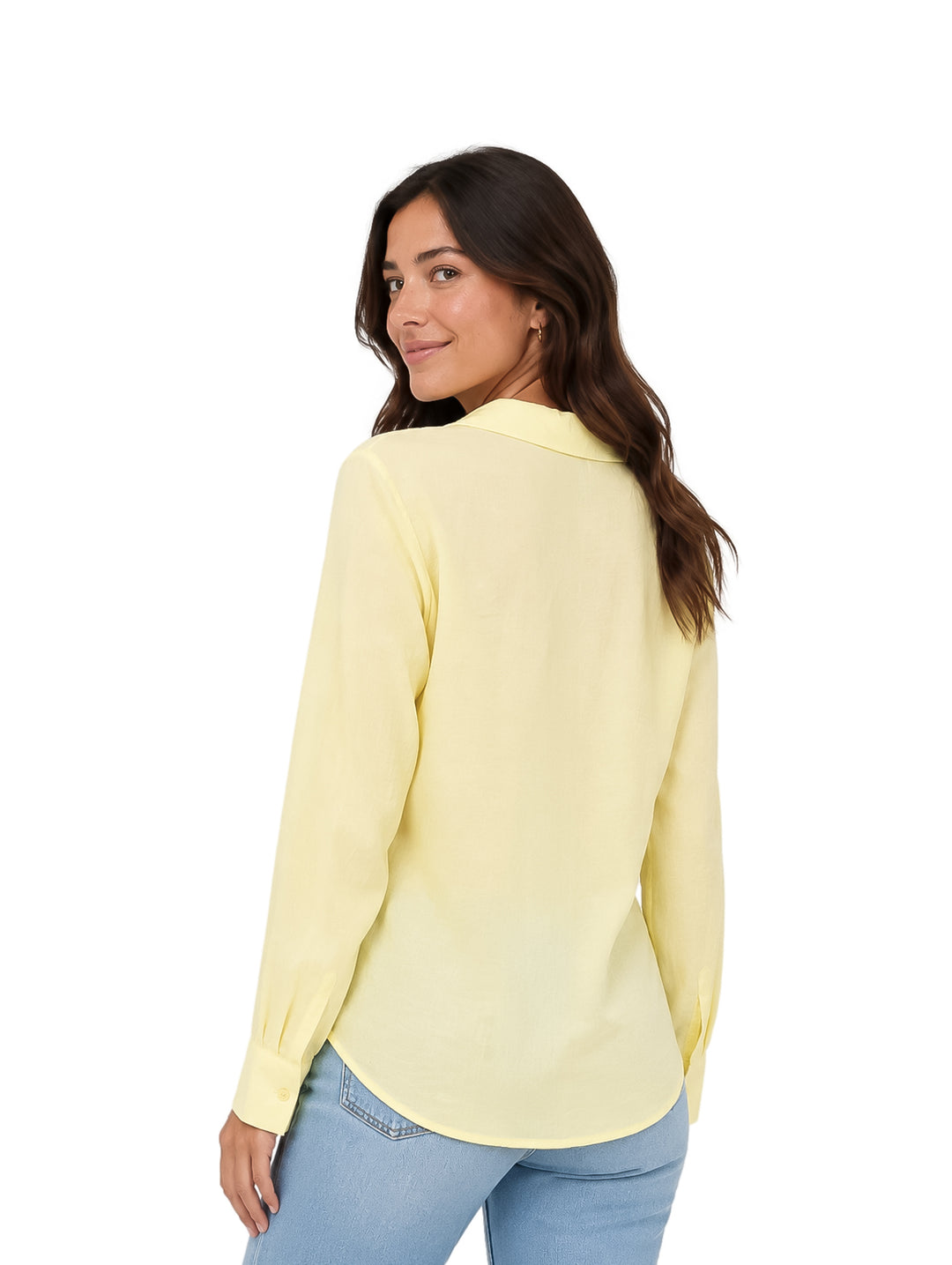 Mujer vistiendo una camisa de color amarillo claro con botones y manga larga.