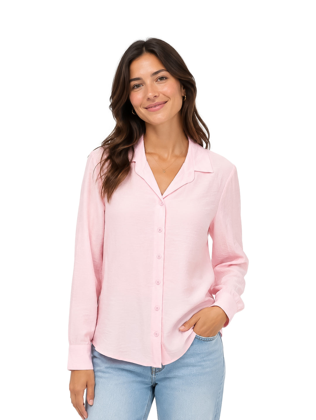 Mujer vistiendo una camisa rosa claro de manga larga con botones y cuello.