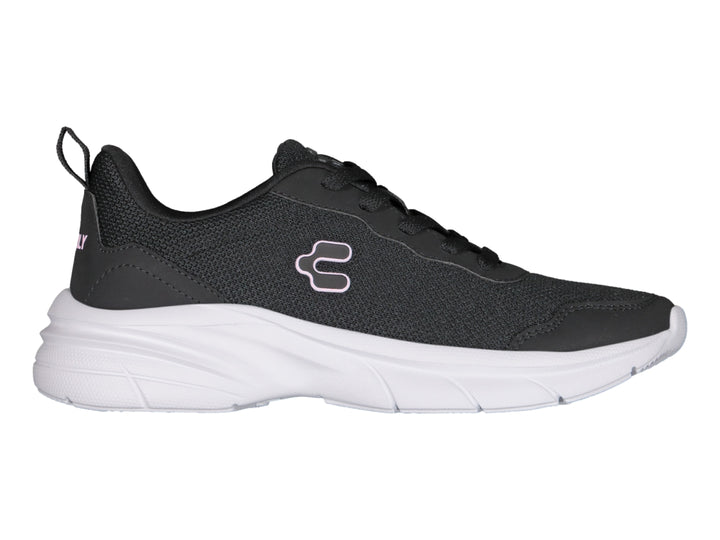 Tenis deportivos Charly en color negro con suela blanca y logotipo lateral blanco.