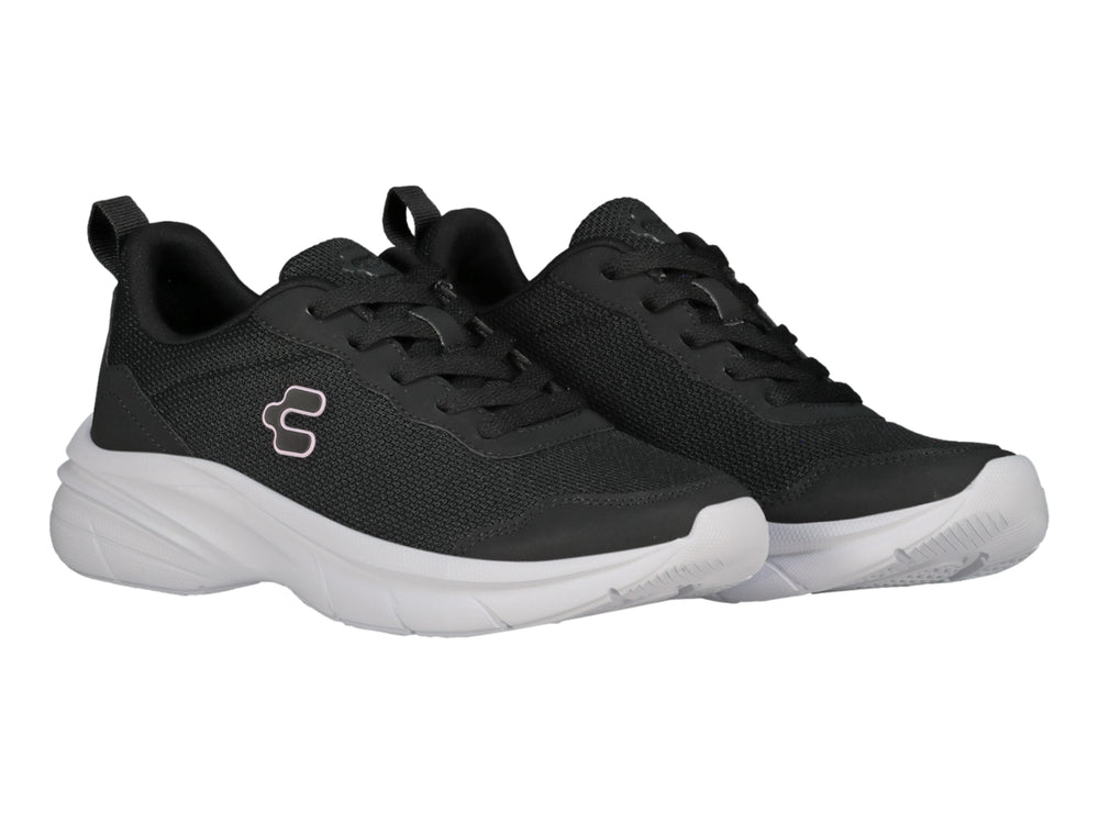 Tenis deportivos Charly en color negro con suela blanca y logotipo lateral blanco.