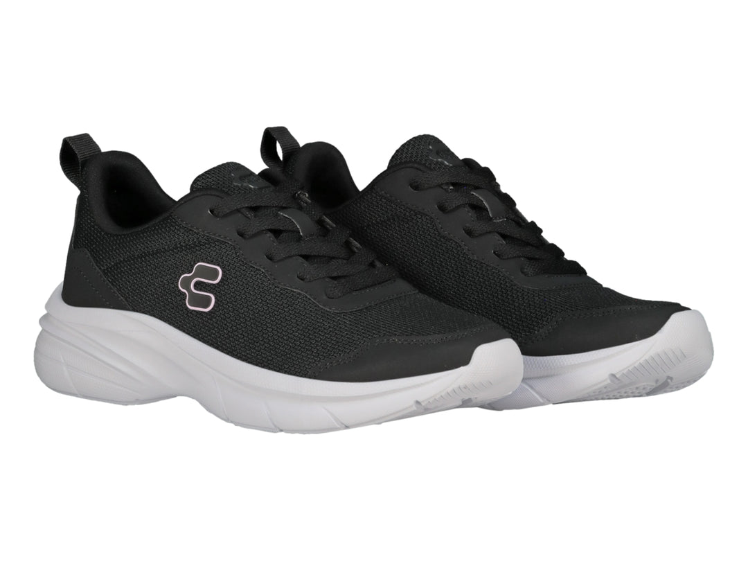 Tenis deportivos Charly en color negro con suela blanca y logotipo lateral blanco.