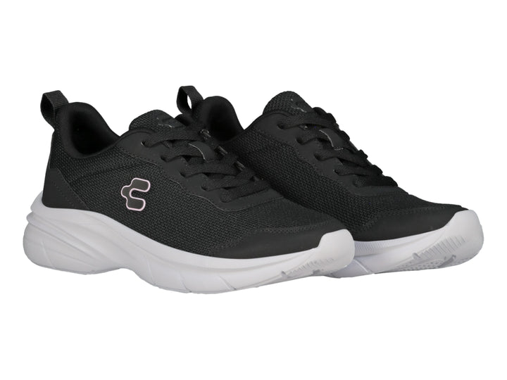 Tenis deportivos Charly en color negro con suela blanca y logotipo lateral blanco.